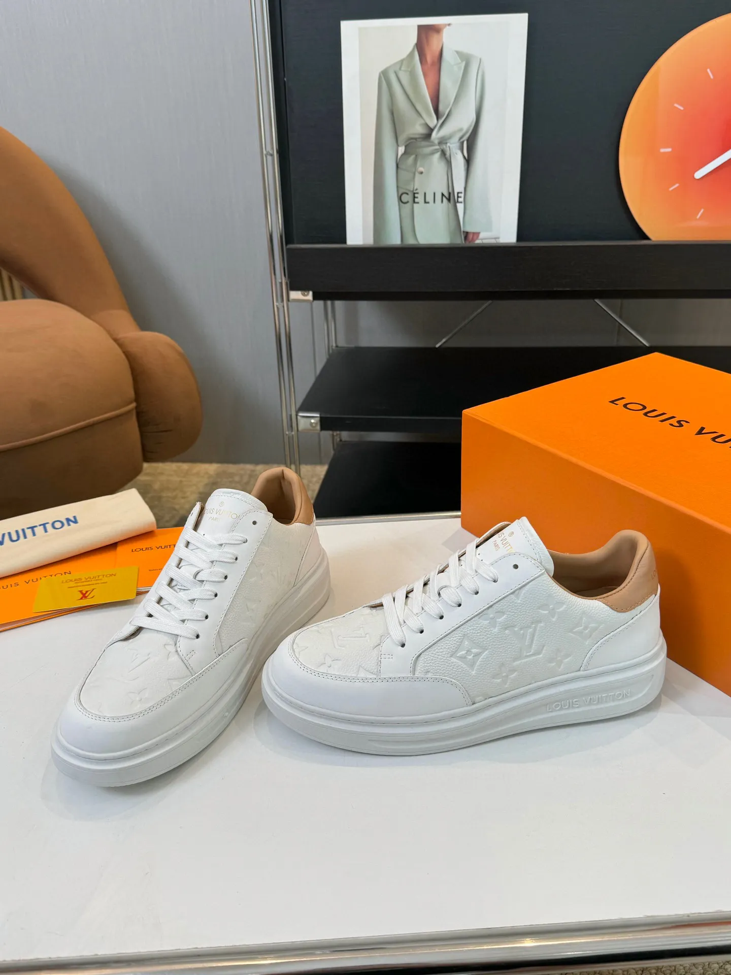 Men's Men's Shoes 💰620💰 LV [Beverly Hills Sports Shoes Series] This Beverly Hills sports shoes are made of grained cow leather with Damier pattern, echoing the current season's leather goods series. The thick rubber outsole is lightweight, and an embossed Louis Vuitton logo adds a branding touch. Padded insole and technical fabric lining enhance comfort.  Detailed Features ♛ Silk cowhide ➕ Tumbled cowhide ♛ Ultra-light rubber outsole ♛ Louis Vuitton logo on tongue and outsole ♛ Size: 38-46